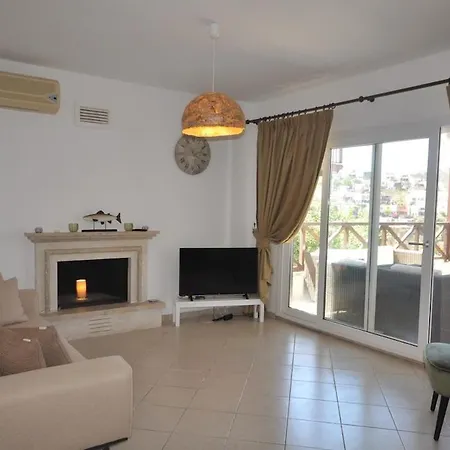 Sleeps 5 With Pool And Air Con *