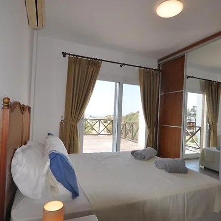 Sleeps 5 With Pool And Air Con