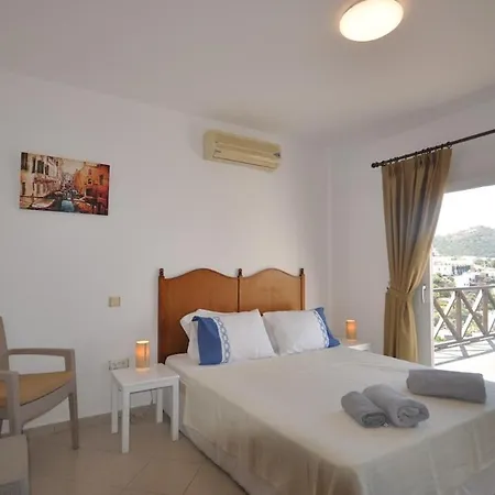 Sleeps 5 With Pool And Air Con